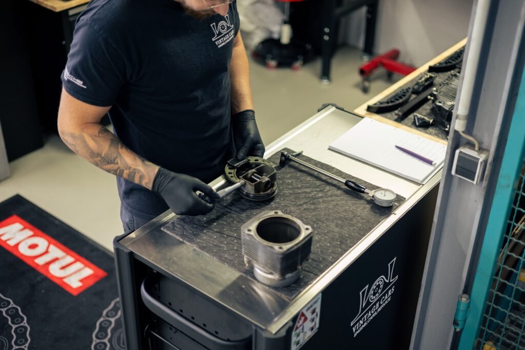 Vintage Cars - Markgröningen - Motorinstandsetzung Porsche KFZ-Werkstatt - Kolbenmessen